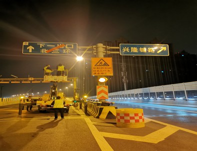 吐鲁番郑州市北三环彩虹桥交通标志牌安装现场
